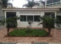 Quiet residence with swimming pool by the sea