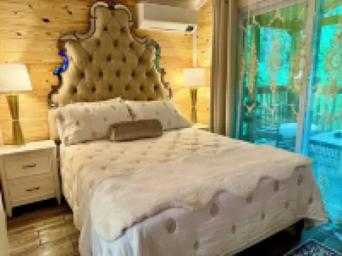 New cottage with Hot Tub, Tiki Bar, Sauna, and Plunge Tub. Million Dollar Views