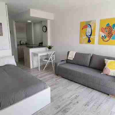 Luminous space, huge swimming pools and nearby beach Rooms