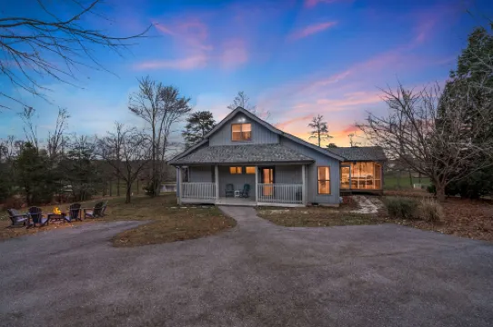 Spacious Cabin with Hot Tub, Arcade Room, and Fire Pit, Perfect for a Family Holiday in West Virgini