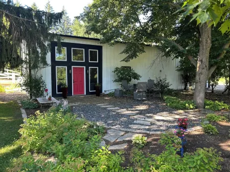 Secluded studio getaway- only 4 miles from Downtown Iowa City