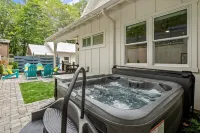 Spacious 4-bedroom house in charming Black Mountain with Game Room and Hot Tub
