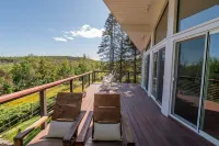 Beautiful Catskills country home get-away, with views, big private yard & forest Hotels in Fallsburg