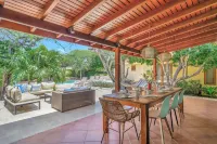 Secluded Villa with Pool3Min to Beachfree Utilities