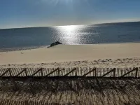 DIRECT OCEANFRONT YEAR ROUND!!! PRIVATE BEACH 2bedrm/2bath sleeps 6 park/4 cars Hotels in Truro