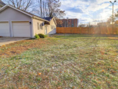 1 Block to Downtown Adrian: Spacious Home! Hotéis em Adrian