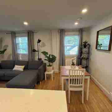 Modern 3 Bd Oasis, Convenient city living w/ parking Others