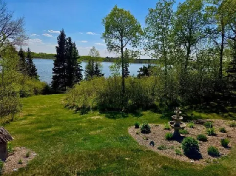 Cozy 3BR Lakefront Retreat Featuring Sauna, Hot Tub, Kayaks Hotels in 