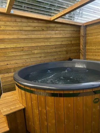 Alpaca Farmhouse with all weather private hot tub and alpaca experience included Отели в г. Дромор