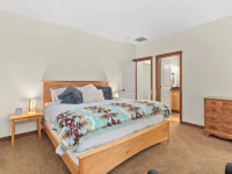 5-star family home with game room, private hot tub, summer pool, near the lake! Hotels in Ronald