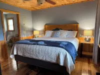 Quiet Mountain-Top Cabin, Gorgeous Views of Great Smoky Mountains with Hot Tub