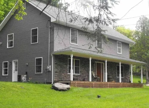Charming 4-bedrm Colonial Farmhouse amidst the mountains with WiFi in Highland. Hotels in Lloyd