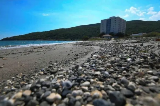 Luxuriate poolside or on the private beach at this comfy studio apartment. のホテル