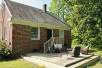 Suite Retreat - 3 Bed Traveler's Cottage w/ Office