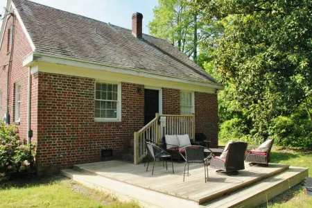 Suite Retreat - 3 Bed Traveler's Cottage w/ Office