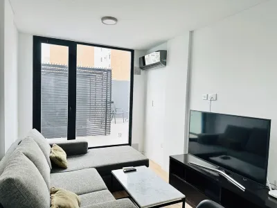 Excellent apartment with patio, Independence Park 住宿飯店