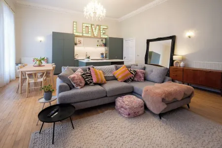 The Ballroom. Recently renovated huge 2 Bed, city centre. Отели в г. Личфилд