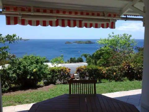 GITES + SWIMMING POOL AND SPA, 5 Mn FROM MALENDURE BEACH AND VIEW OF THE PIGEON ISLANDS Hotel a 