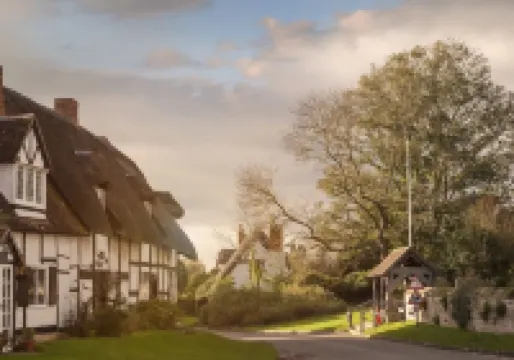 Lodge with stunning countryside views - meters from the banks of the River Avon.