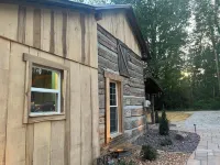 Charming 2-bedroom cabin in enchanting Wadesville with Heat, AC, WiFi, Hot Tub Hotels in Posey County