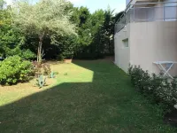T2 garden floor small residence private parking near large beach and shops - 2 tähden