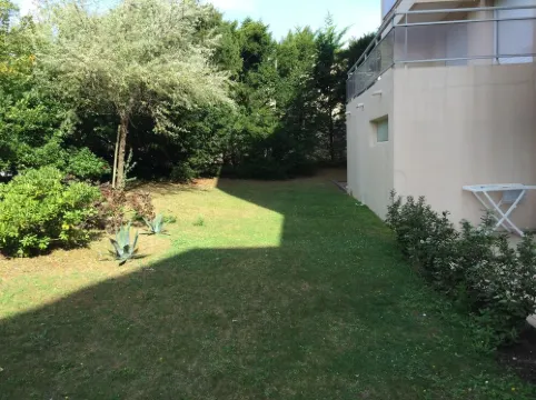 T2 garden floor small residence private parking near large beach and shops