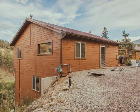 3-bedroom chalet in enchanting Bailey, Walk to town, Game Room, BBQ Hotels in Bailey