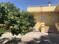 House with large garden - 2 min from the beach! فنادق في توري لابيلو