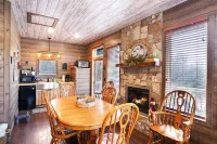 Ranch Cabin w/Hot Tub. Communal Sleeping 2 Queen + Full Trundle