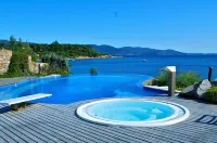 WATERFRONT VILLA PRIVATE ESTATE SWIMMING POOL AND SPA