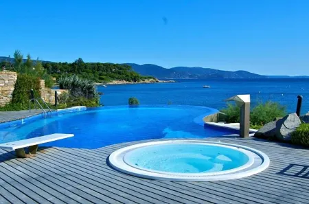 WATERFRONT VILLA PRIVATE ESTATE SWIMMING POOL AND SPA Отели в г. Борм-Ле-Мимоза