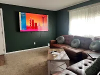 Cozy 2-bedroom apartment in charming Anchorage with WiFi 3