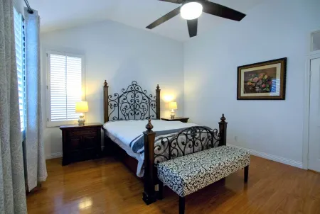 Gated 3BR 2.5BTH w/ Pool and Spa in Tustin Отели в г. Тастин