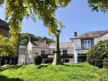 Stunning 3 bedroom lodge overlooking the West Lyn River.