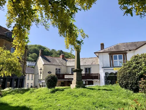 Stunning 3 bedroom lodge overlooking the West Lyn River.