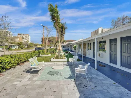 Pelican by Stay Hospitality Отели рядом с достопримечательностью «Laguna Bay Nursery Inc»