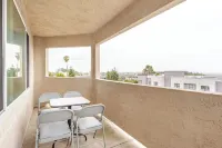 Charming and Safe 3-Bedroom Apartment with 6 Beds, 2 Bath, AC, WiFi and Parking Hotels in Albany