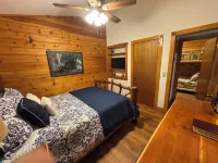 Cozy Nottely River Cabin. Close to lake, hiking trails, and Vogel State Park.
