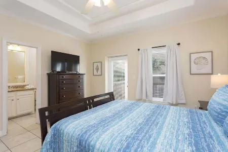 Dom's Beach Retreat Отели рядом с достопримечательностью «Sea Turtle, Inc.»