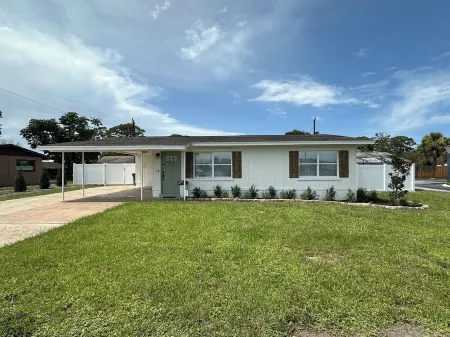 The Country Club Cottage NEW! Watch launches from driveway or walk to the river!