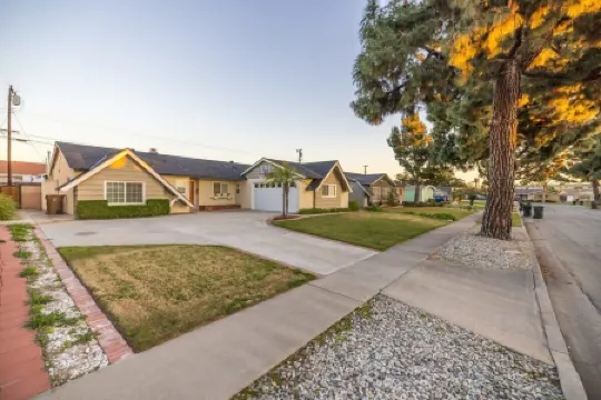 @ Marbella Lane - Charming 4BR Bungalo for Relaxing Retreat