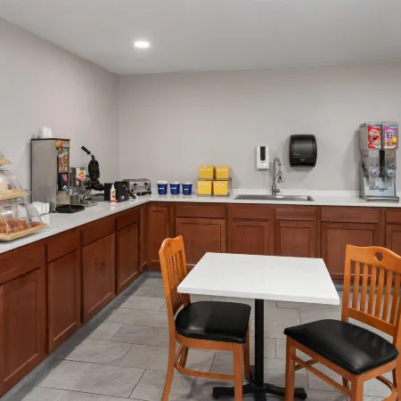 Days Inn & Suites by Wyndham Kaukauna WI