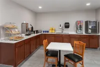 Days Inn & Suites by Wyndham Kaukauna WI - parking