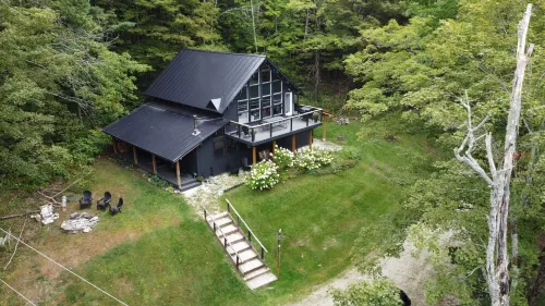Black Dog Lodge - Ski Chalet centered between Okemo and Killington Mt.