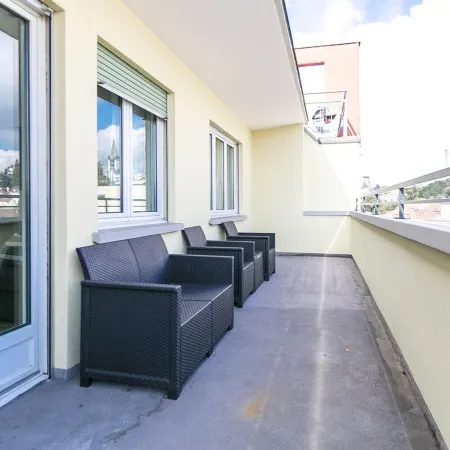 Modern Flat w Netflix Balcony top Location