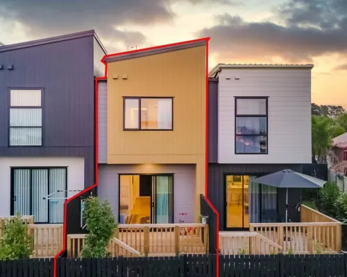 New Townhouse with VIEW - Walking to Botany Center Hotels near Howick