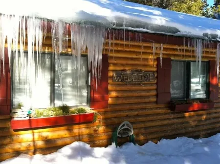 Charming Log Cabin for Peaceful Mountain Getaway!