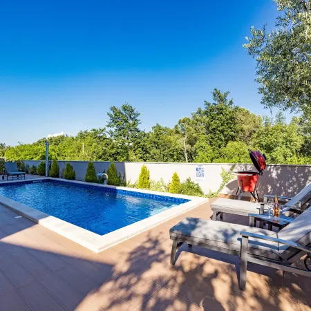 Villa with Pool, Game Room, Garden