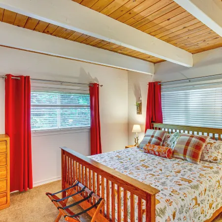 1 Mi to Lake Arrowhead Village! Cozy Fall Escape