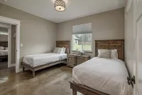 Stoneridge Place Cottage #2 - Vacation or Executive Retreat 2BR 2BA Garage!